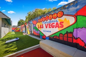 Een kleurrijke muurschildering met de tekst 'WELCOME TO Fabulous Las Vegas Nevada'.