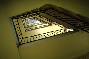 A spiral staircase with a skylight. - Dimora Romana – MARTINI's Home, Milano (Milano)