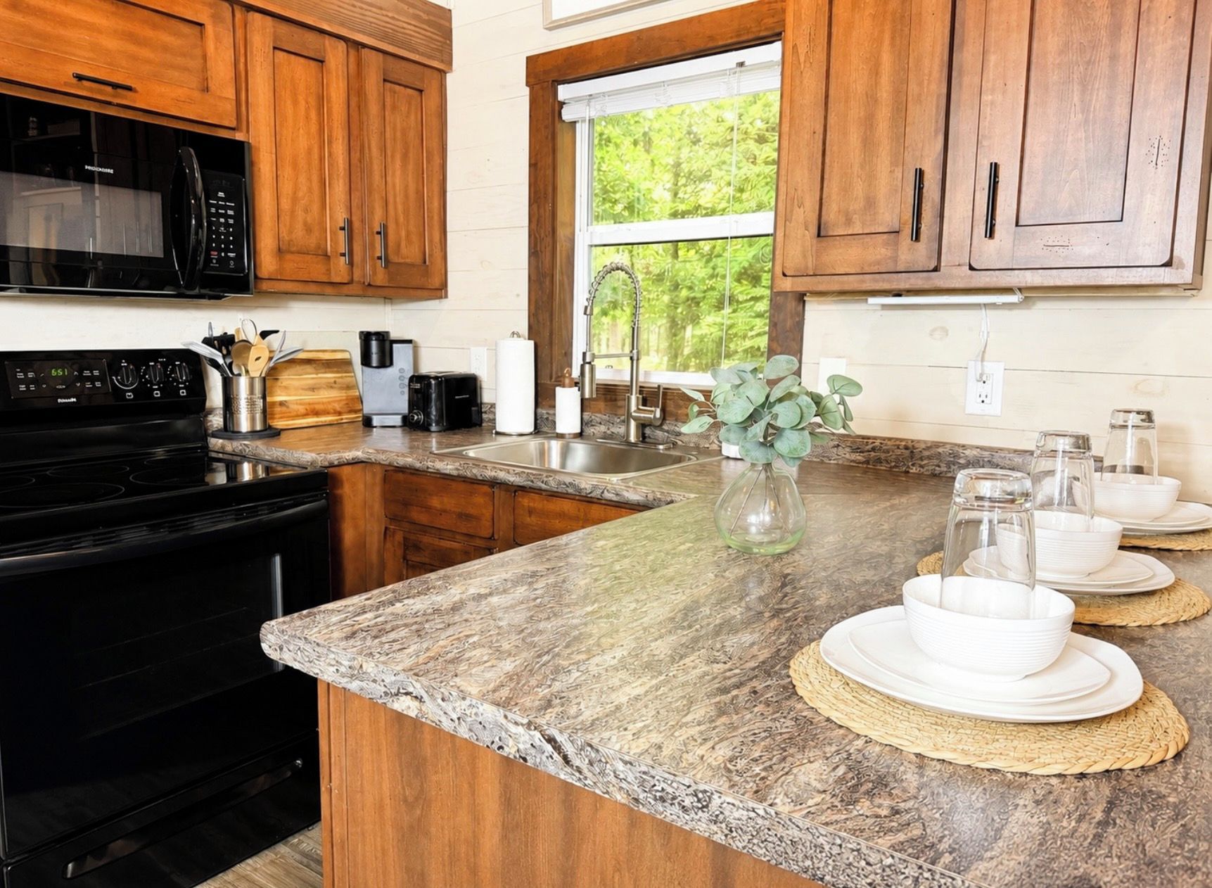 Coffee/tea maker, fridge, microwave