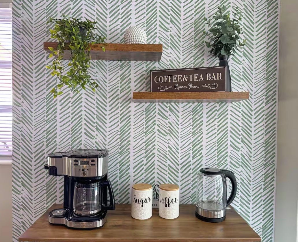 Estação de café com cafeteira, açucareiro e recipientes para café, e placa indicando que é um bar de café e chá aberto 24 horas.