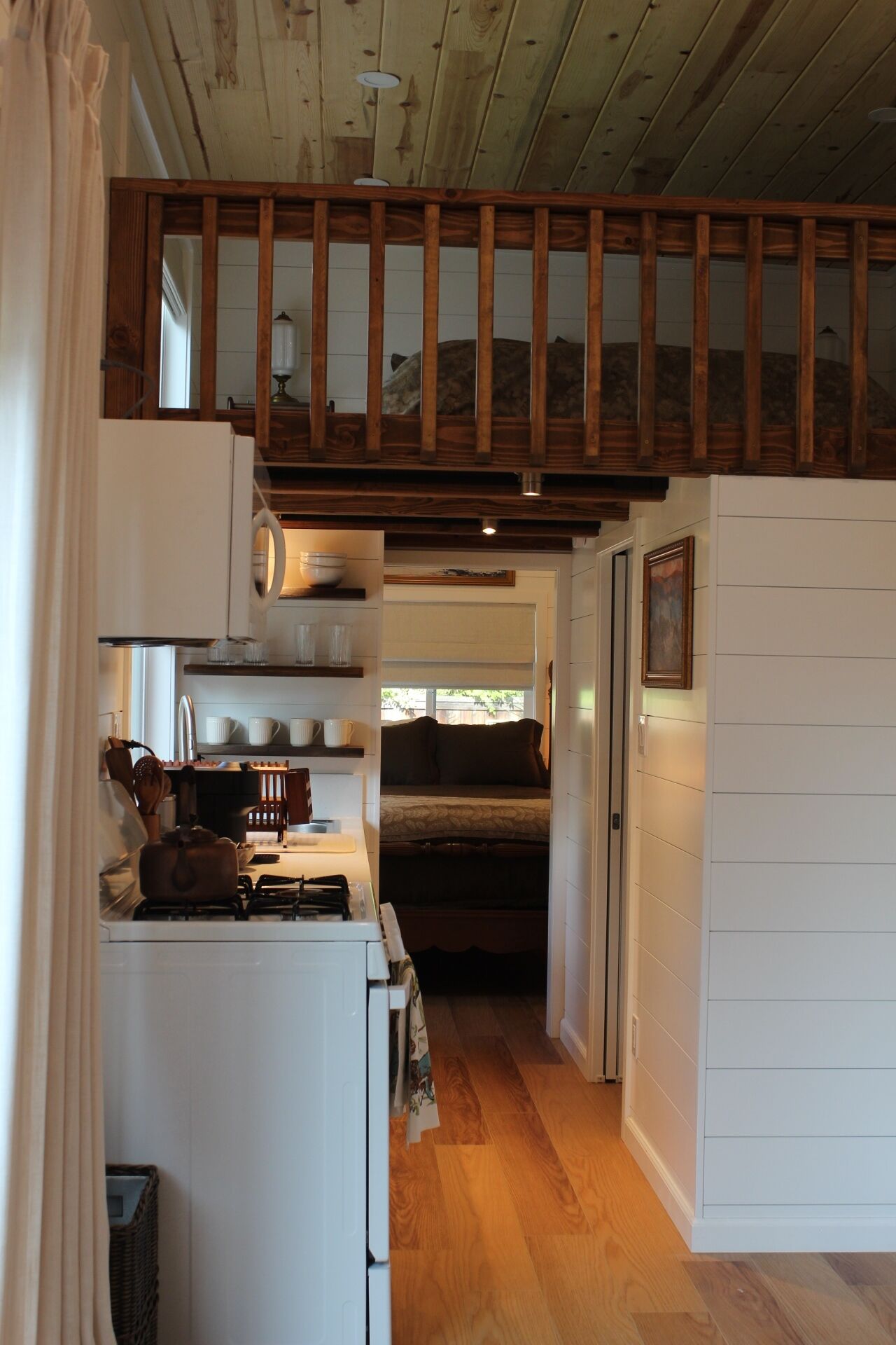 Una cocina con estufa integrada, un refrigerador y una zona de comedor con mesa y sillas.