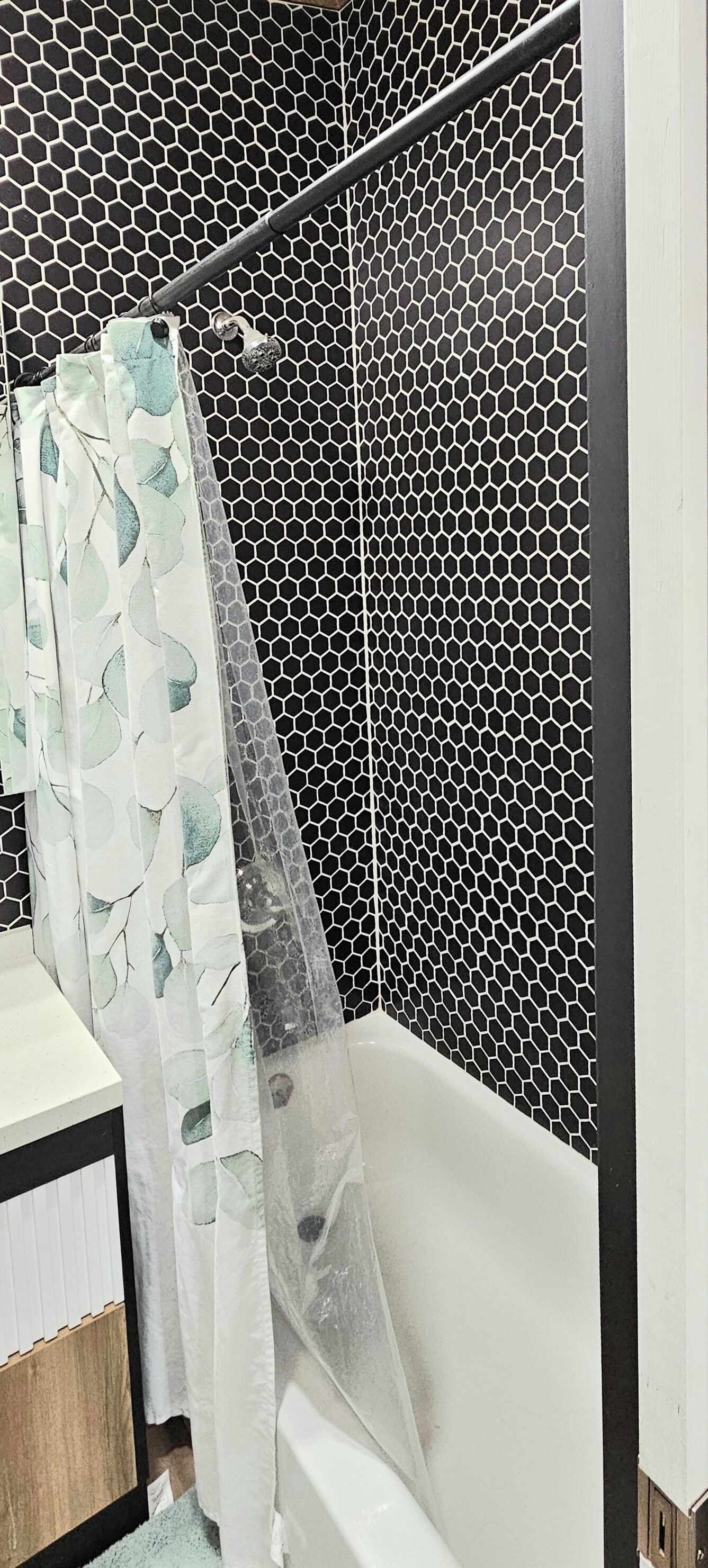 Sèche-cheveux, savon, papier toilette