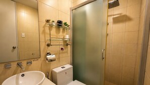 Ein Badezimmer mit Waschbecken, Toilette und Duschkabine.