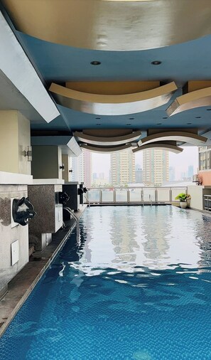 Una piscina con vista su grattacieli.