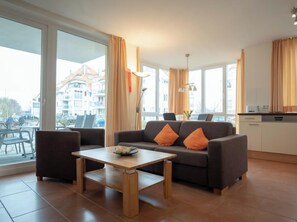 Ein modernes Wohnzimmer mit einer Couch, einem Couchtisch und einem Essbereich.