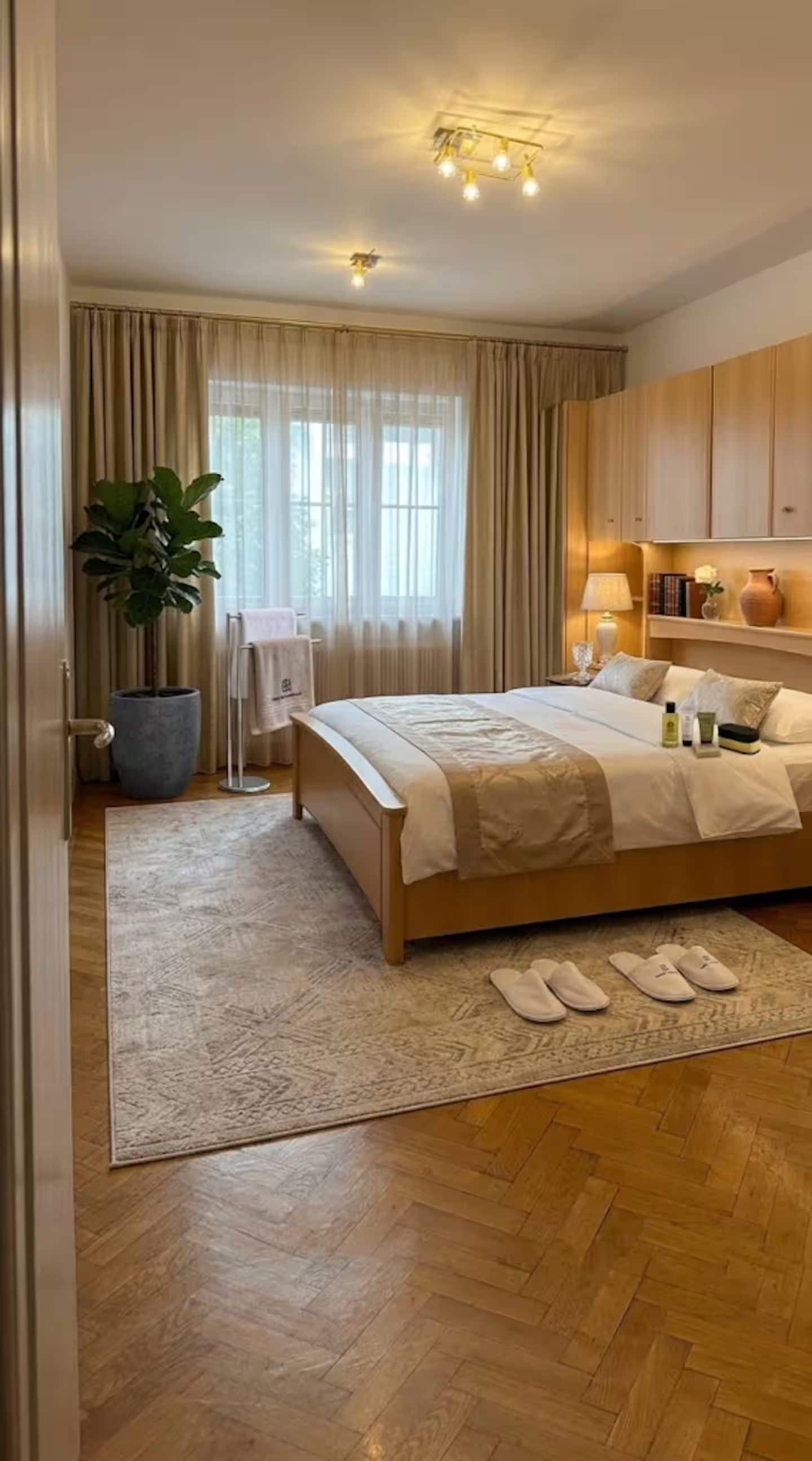 4 bedrooms, iron/ironing board, WiFi, bed sheets