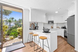 Private kitchen - Coastal Retreat | Beach, Pool & Tennis (Palm Beach)