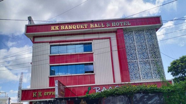 Un bâtiment sur lequel on peut lire une enseigne indiquant « KK BANQUET HALL & HOTEL », et en dessous, une plus petite enseigne qui porte l’inscription « KK OFFICE ».