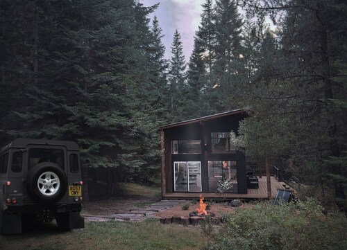 Rewild Cabin-Modern Cabin Sanctuary with Valley Views, Firepit & Wraparound Deck