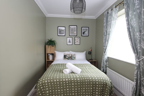 4 Bedroom Ipswich Home - Sleeps 8 - Free Parking