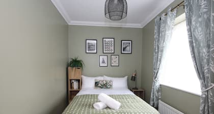 4 Bedroom Ipswich Home - Sleeps 8 - Free Parking
