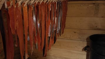 Ein Zimmer mit Holzwänden und einem Kleiderständer mit verschiedenen Gegenständen.
