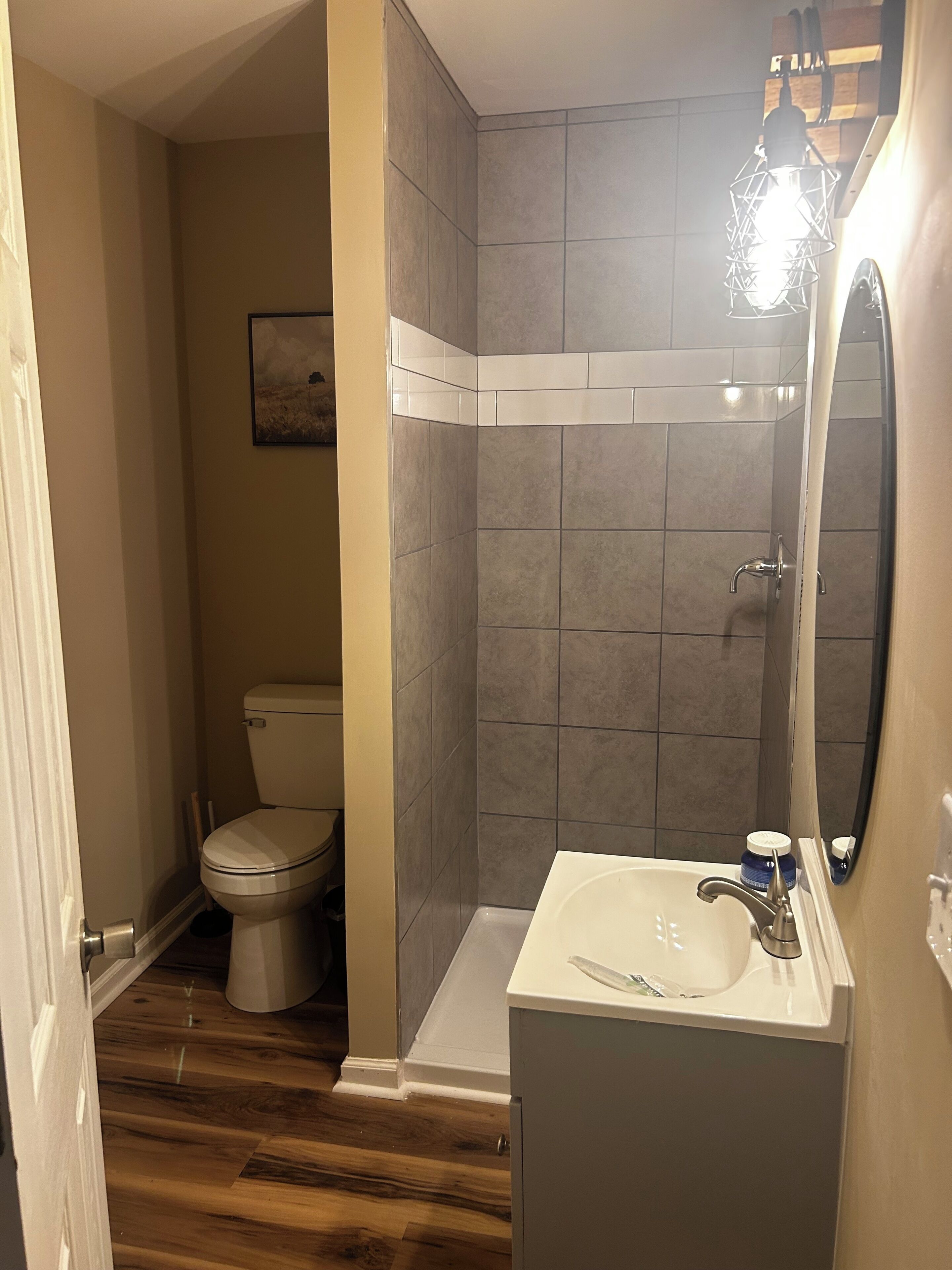 Un baño con inodoro, ducha y lavamanos.