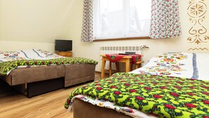 A room with two beds, a table, a television, and a window with curtains. - Gronik Mountain Resort 2 Apartment (Kościelisko)
