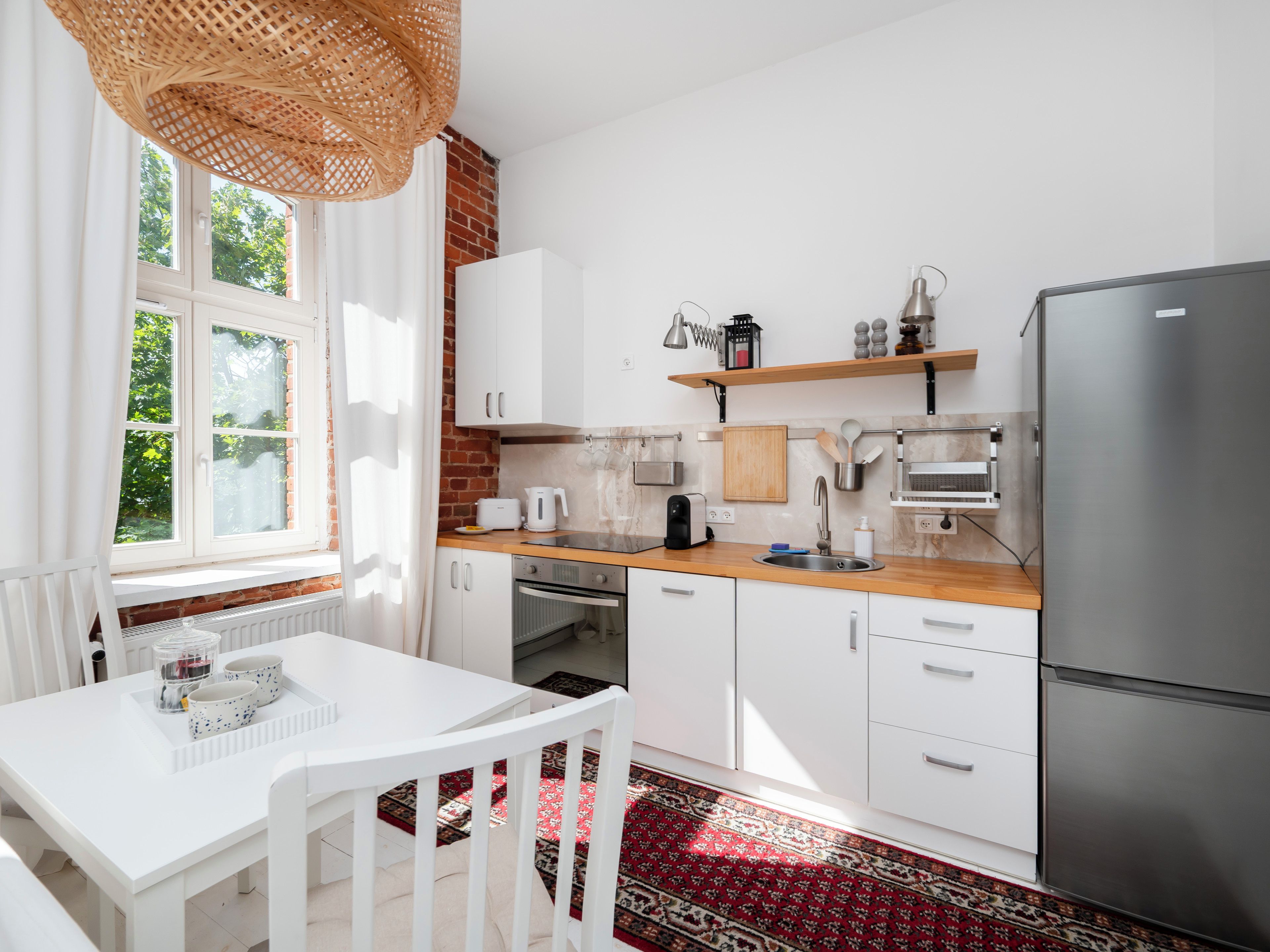 Coffee/tea maker, fridge, oven, stovetop