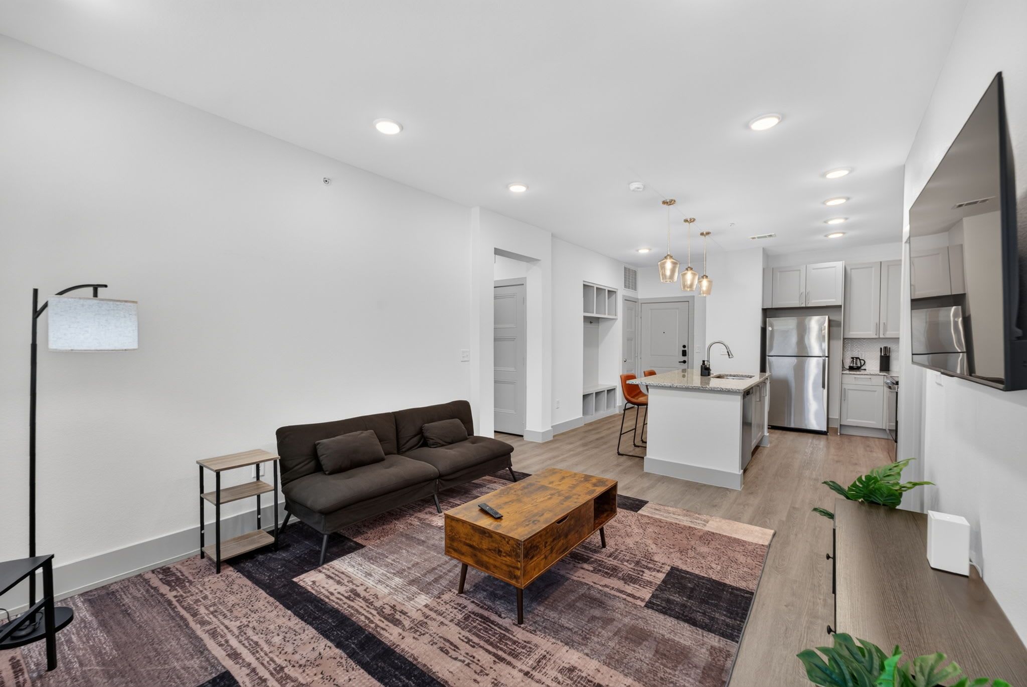 Un appartement moderne comprenant un salon, une kitchenette et un coin repas.