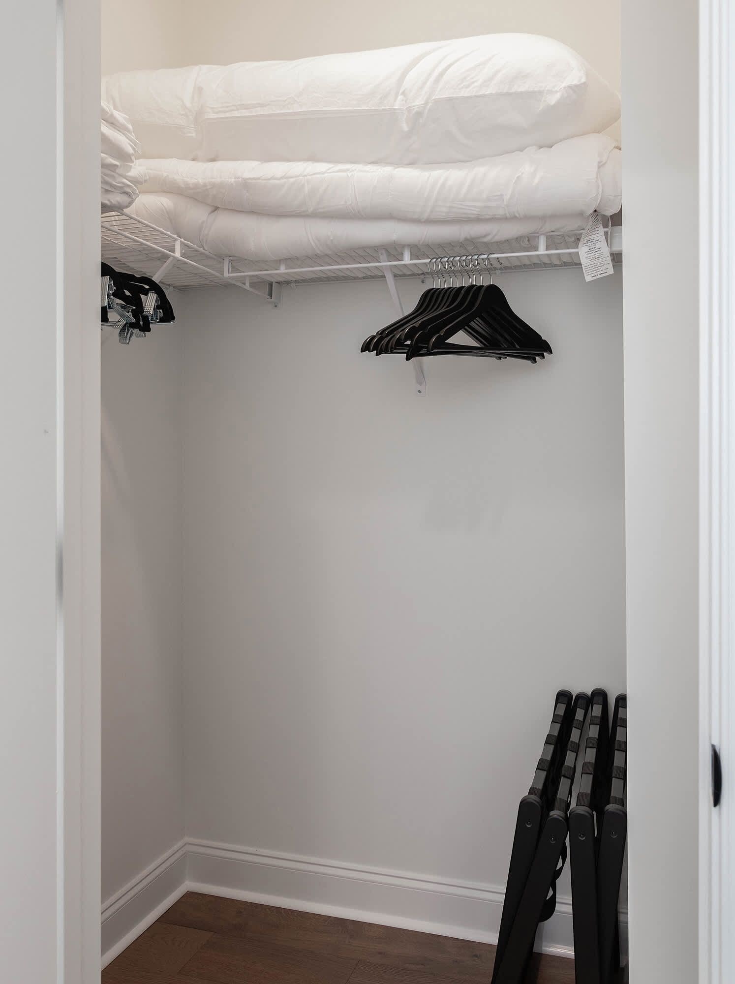 Een kast met kleding en een radiator.