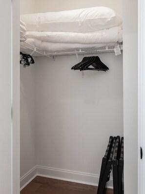 Een kast met kleding en een radiator.