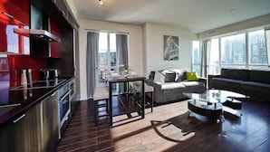 Ein modernes Apartment mit Küche, Essbereich und Wohnzimmer.