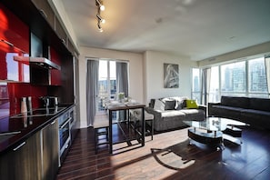 A modern apartment with a kitchen, dining area, and living room. - Modern 2 Bedroom Suite Downtown Stay - Near CN Tower & Rogers Centre (Toronto)