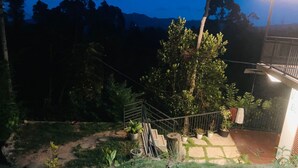 Una escalera que lleva a una casa con jardín.