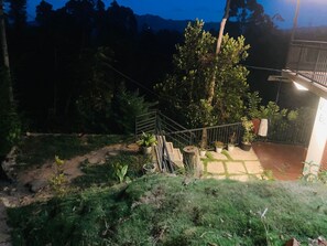 Una escalera que lleva a una casa con jardín.