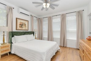 A bedroom with a bed, a nightstand, a dresser, a ceiling fan, and a window with blinds. - The Cowtown Cottage - 3-bedroom/3-bath house near Magnolia in Fort Worth (Fort Worth)