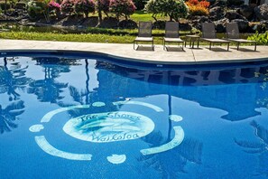 Piscina com design circular e a inscrição 'The Shores Waikoloa' na água.