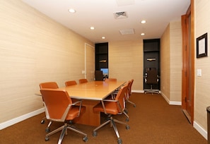 A conference room with a long table, six chairs, and a carpeted floor. - Blueground | Manhattan, rooftop, nr Freedom Tower (New York)