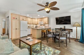 Living area - The Happy Hideaway - Maui Calm by the Ocean (Kihei)