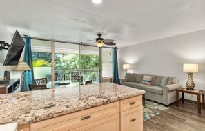 Living area - The Happy Hideaway - Maui Calm by the Ocean (Kihei)
