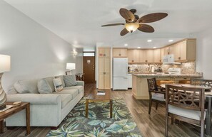 Living area - The Happy Hideaway - Maui Calm by the Ocean (Kihei)