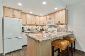 Private kitchen - The Happy Hideaway - Maui Calm by the Ocean (Kihei)