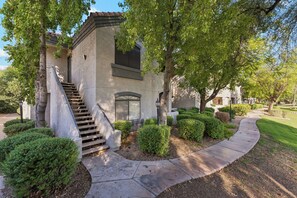 A modern house with a stone facade, a front entrance, and a staircase leading to the entrance. - Horizon Hideaway | Balcony | Pool & Spa | North Scottsdale (Scottsdale)