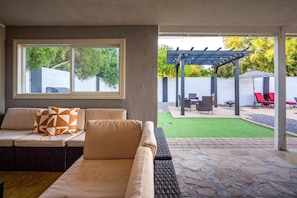 A covered outdoor seating area with a sofa and a pergola. - Scottsdale Buena Terra 🌵⛳ Pool, Hot Tub & Game Room Near Old Town Scottsdale (Scottsdale)