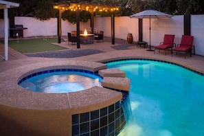 A swimming pool with a hot tub, outdoor seating, and string lights. - Scottsdale Buena Terra 🌵⛳ Pool, Hot Tub & Game Room Near Old Town Scottsdale (Scottsdale)