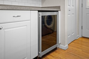 mini / wine fridge - Scottsdale Buena Terra 🌵⛳ Pool, Hot Tub & Game Room Near Old Town Scottsdale (Scottsdale)