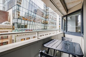 Ein Balkon mit Blick auf ein modernes Gebäude mit spiegelnden Glasfenstern.