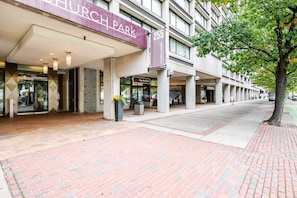 A building with a sign reading 'CHURCH PARK' and a number '255' indicating a location or address. - Blueground | Fenway–Kenmore, gym, nr Fenway Park (Boston)