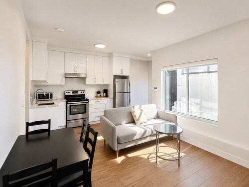 Sunlit 1-BR Suite Near Metrotown & Skytrain, calm, clean and comfortable.