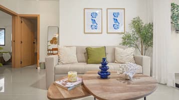 Una sala moderna con sofá, mesa de centro y objetos decorativos.