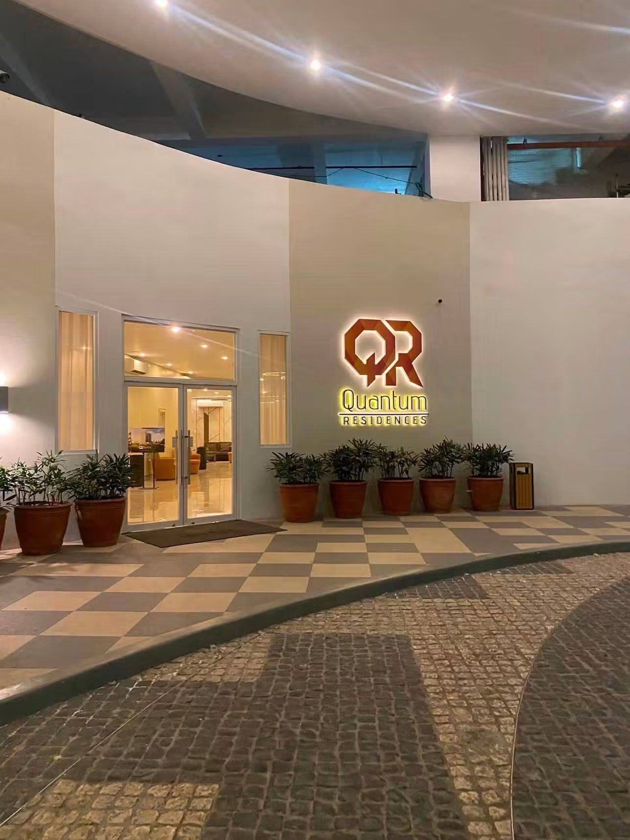 Un immeuble sur lequel on peut lire l’inscription « Quantum Residences ».