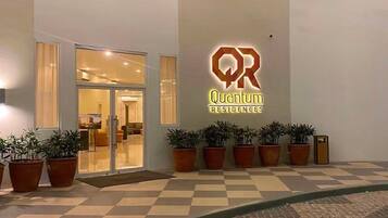 Un immeuble sur lequel on peut lire l’inscription « Quantum Residences ».