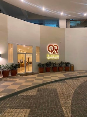 Un edificio con un cartello che riporta la scritta 'Quantum Residences'.