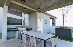 Outdoor dining - FULLY FURNISHED LOFT, PARKING, GYM, FOUNDRY (Monterrey)