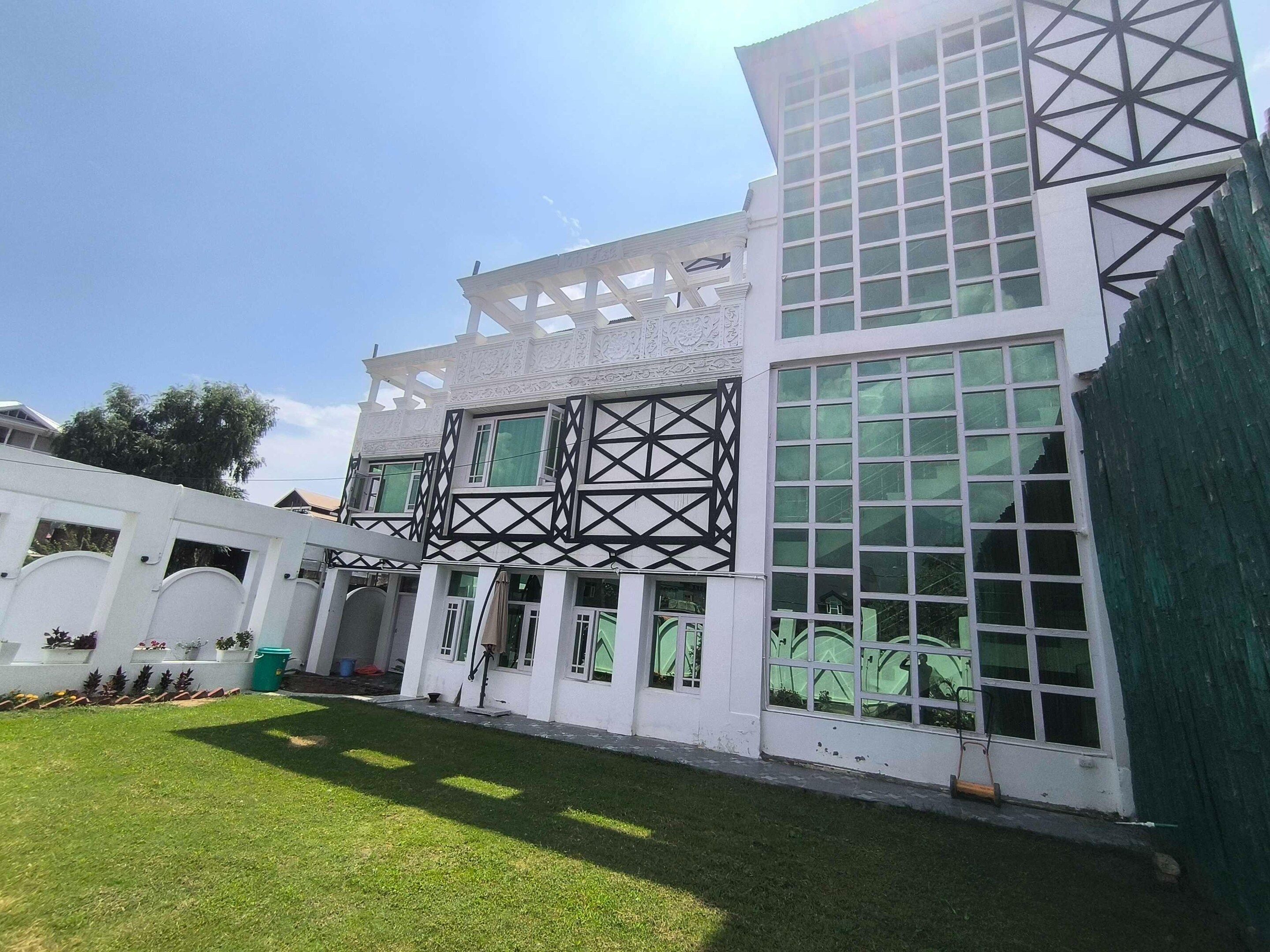 Un edificio moderno con fachada simétrica, amplios ventanales y techo plano.