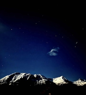 Ein Sternenhimmel über einer Bergkette.