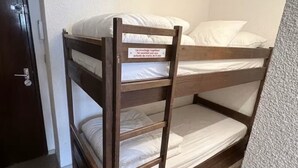 Un llit superposat amb un senyal que indica un temps d'espera de 5 minuts per al llit següent.
