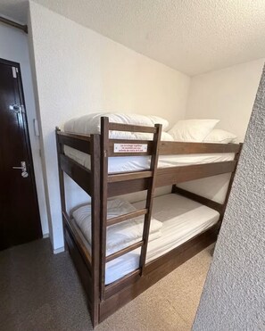 Ein Etagenbett mit einem Schild, das eine Wartezeit von fünf Minuten für das nächste freie Bett anzeigt.