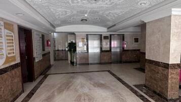 Un hall d’entrée spacieux, doté d’un sol en marbre et d’un décor de plafond élaboré.
